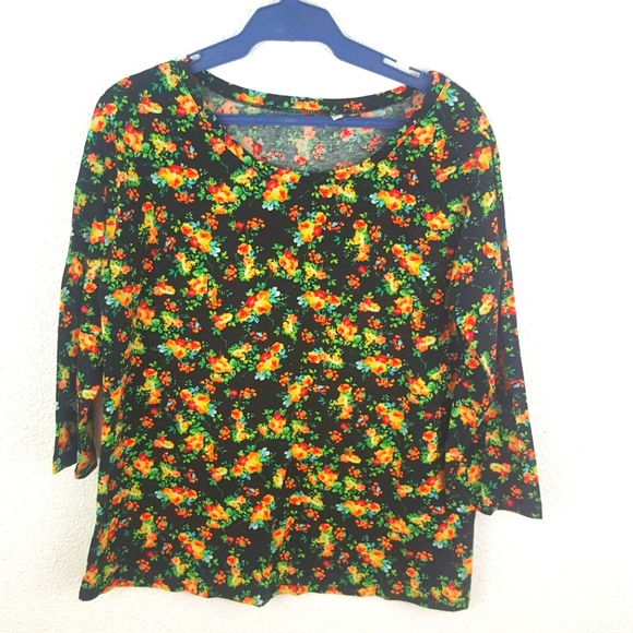 Flowery top - Picture 2 of 3